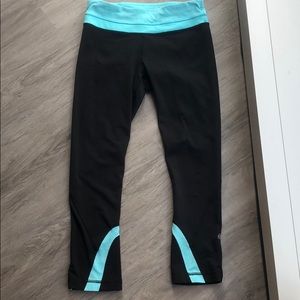 Lululemon black/blue run inspire crop leggings